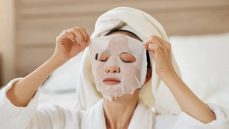 Bỏ Túi Ngay Bí Quyết Làm Trắng Da Cấp Tốc Sau Khi Đi Biển Đắp mặt nạ dưỡng trắng cấp tốc sau khi đi biển