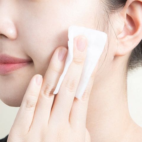 Mách Bạn 5 Bước Dưỡng Ẩm Trước Khi Make Up dùng toner dưỡng ẩm